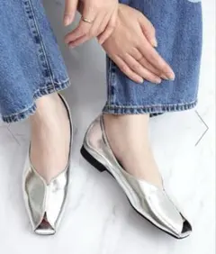 artemis by DIANA 軽量オープントゥフラットシューズ シルバー