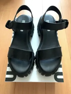 美品　ブラック厚底ストラップサンダル