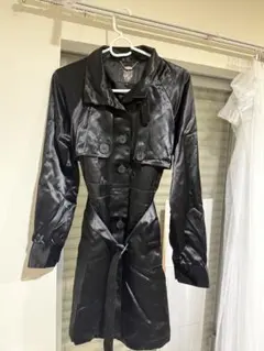 黒 サテン トレンチコート