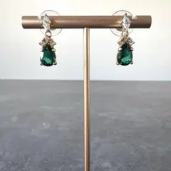 Dior エメラルドグリーンピアス カラーストーン