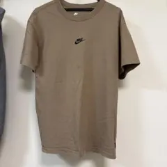 NIKE 刺繍ロゴ Tシャツ ブラウン