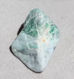 ［濃い緑の入る海石］糸魚川翡翠 海石 原石 10.9g