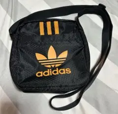 adidas ショルダーバッグ ブラック/オレンジ
