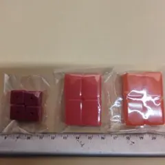 赤いプラスチック製四角形ブロックパーツセット