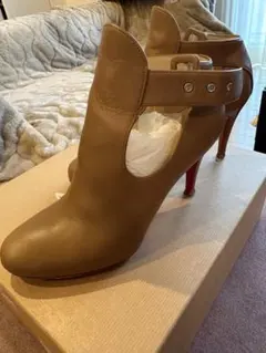 Christian Louboutin ベージュ ブーティ