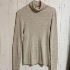 GU タートルネック ニット トップス Mサイズ ベージュカラー