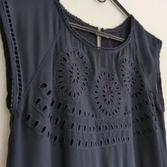 刺繍入りダークブルー ノースリーブワンピースのサムネイル