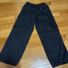 黒のカーゴパンツ ゴムウエスト サイドポケット付き