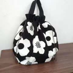 黒と白の花柄ワンハンドル巾着