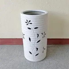 陶器傘立て　信楽焼　草花透かし彫り傘立　ホワイト　ヤマタツ陶業　TK-715