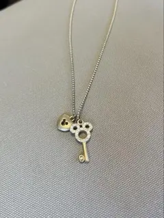 鍵とハートのチャーム付きネックレス