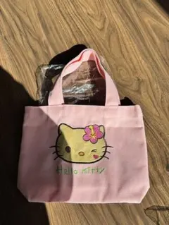 산리오 日焼けキティ刺繍ミニトートバッグピンク