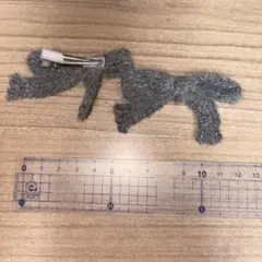 グレーのリボン型毛糸クリップヘアピン