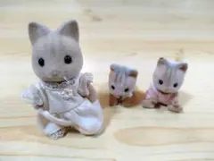 シルバニアファミリー　ネコ　初期　アイボリー　女の子　赤ちゃん