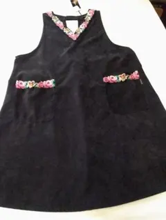 REPOS・黒の花柄刺繍エプロン・4380円一3980円。