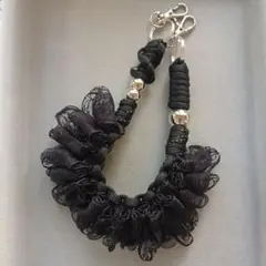 ストラップ　ハンドストラップ　スマホストラップ　黒　フリル　リボン　パラコード