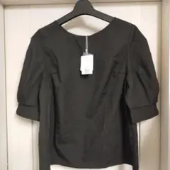新品　黒い半袖トップス パールボタン付き　タグ付き　ボリューム袖