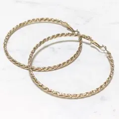 ツイストデザイン 大きめフープピアス 金色