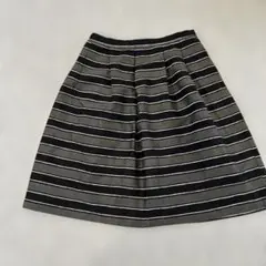 ロペピクニック 黒とグレーのストライプ 膝丈スカート