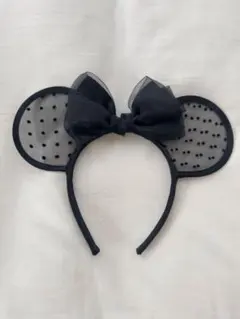 黒い水玉模様のカチューシャ