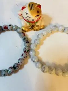 2点セット、ホワイトとグレーの天然石ビーズに模様が施されたブレスレット