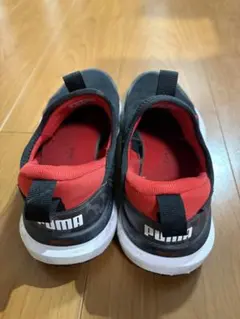 PUMA ブラック/レッド スリッポンスニーカー
