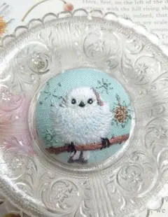 【No.350】シマエナガと雪の結晶の刺繍ブローチ