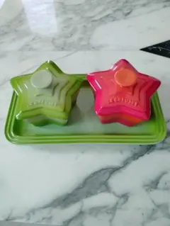 LE CREUSET スター型ココット 2個＆トレイセットのサムネイル