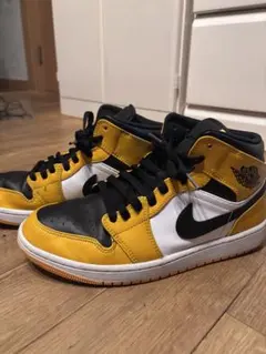 Nike Air Jordan 1 taxi mid