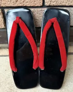 伝統的な黒い下駄 赤い鼻緒付き