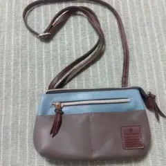 ブラウンと水色のショルダーバッグ