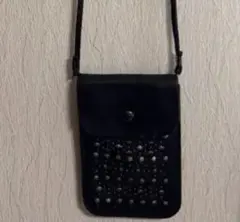 黒の合成皮革のスマホポシェット