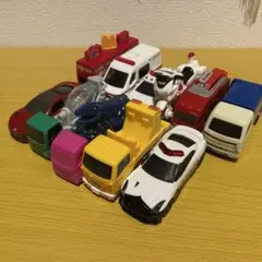 ハッピーセット　トミカ　11台セット 赤 青 白 緑 ピンク