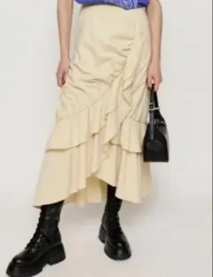 SLY フリル付き アイボリー アシンメトリースカート