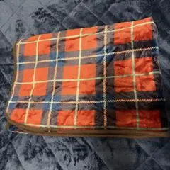 赤とネイビーのチェックブランケット