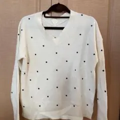 SIMPLICITEホワイト ドット柄 Vネック 長袖セーターニット