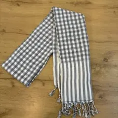 グレーとホワイトのチェック柄ストール