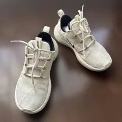 Nike ホワイト スニーカー　22センチ