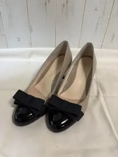 NEO RHYTHM リボン付きベージュと黒のパンプス