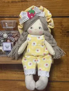 オーバーオール着用のカントリードールちゃん　ハンドメイドのサムネイル