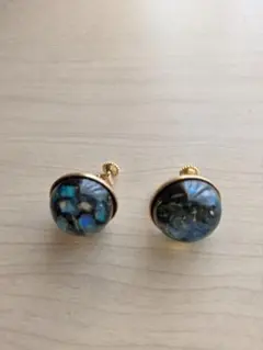 青と黒のラメ入りスタッドイヤリング