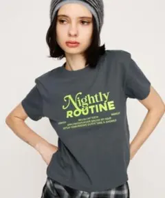 SLY Nightly Routine ロゴ 半袖Tシャツ