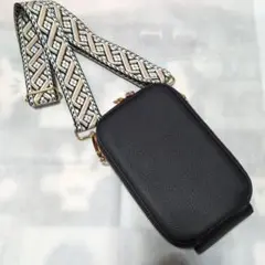 幾何学模様ストラップの黒いショルダーバッグ 　スマホショルダー