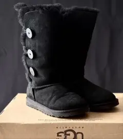 UGG ベイリーボタントリプレットムートンブーツ