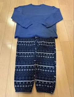 UNIQLOのフリースパジャマ150ネイビー系・雪の結晶柄