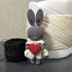 あみぐるみ　ハートを持ってるグレーうさぎ