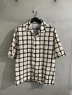 bershka アイボリー ブラック　チェック　半袖シャツ　⑴のサムネイル