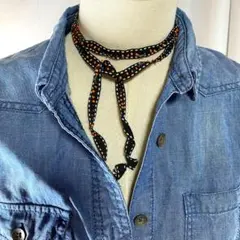 黒とオレンジのビーズ 両面刺繍 テープ状 ネックレス、チョーカー