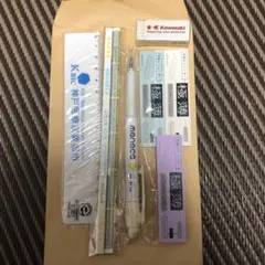 文具いろいろ　定規１本、鉛筆2本、ボールペン1本、消しゴム４つ