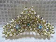 パール＋オーロラ系のビジューの花型付き　ゴールドメタル系三角形型バンスクリップ